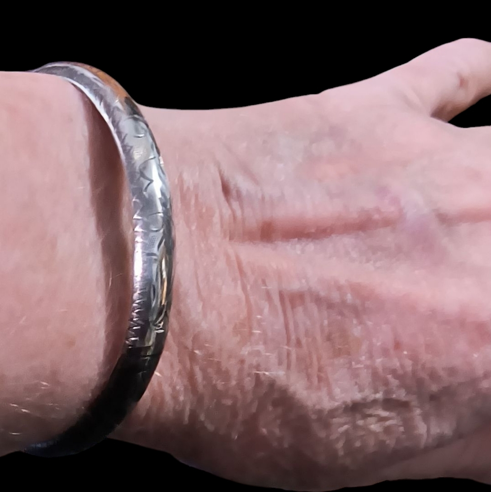 Vintage Sterling Silver Etched Classic Hinged Bangle Bracelet - Picture 7 of 9